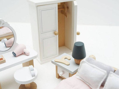 Wooden Dolls House Master Bedroom - 19 piece