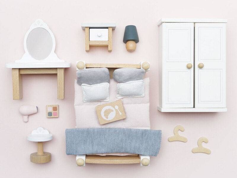 Wooden Dolls House Master Bedroom - 19 piece