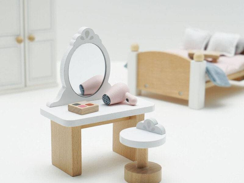 Wooden Dolls House Master Bedroom - 19 piece