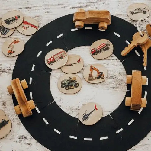 Circular black road track with white dashed lines.