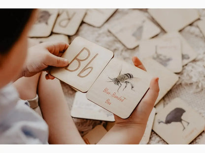 Wooden flashcard with the letter ’Bb’ and an illustration of a bee.