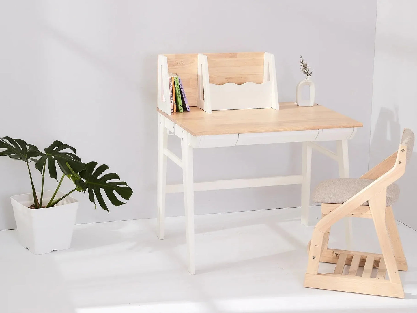 Bunnytickles Calla Study Desk with Easel